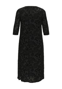 Fekete virágmintás csipke ruha háromnegyedes ujjakkal, áttetsző textúrával és hosszú, lebegő vonallal, virágokkal domborított részletekkel.