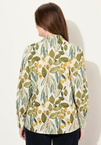 Ulla Popken PRINTED LONG SLEEVE GOBLET COLLAR - Blusa - nature