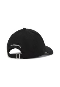 Čierna baseballová čiapka s ohnutým okrajom, nastaviteľným pásikom a vyšitým logom "KARL LAGERFELD" na zadnej strane. Bavlnený materiál.
