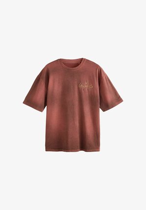 Tricou cu mânecă scurtă de culoare ruginie, cu text mic "Union Co" bej și grafic pe pieptul stâng, guler rotund și croială lejeră.