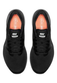 Černé tréninkové boty Nike s texturovaným textilním svrškem, polstrovanými jazyky a oranžovými vložkami. Mají pryžovou podrážku a zesílené oblasti pro šněrování.