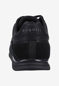 Černá sportovní obuv se strukturovaným svrškem z semiše a syntetického materiálu, polstrovaným límcem a odolnou gumovou podrážkou. Logo "bugatti" je výrazně zobrazeno.