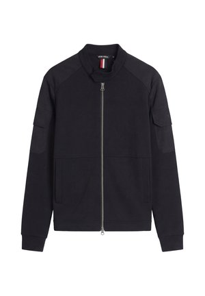 Giacca nera con cerniera integrale, colletto alla coreana, due tasche frontali e tasche con pattina su ogni manica, con l'etichetta del marchio Antony Morato all'interno del colletto.