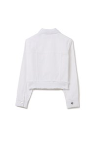 Chaqueta de mezclilla blanca de corte corto con mangas largas, puños de botón y dobladillo deshilachado. Presenta un cuello clásico y dos bolsillos en la parte posterior.