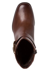 Bottine en cuir marron présentant une texture lisse, un bout rond, une fermeture éclair sur le côté et un accent décoratif en boucle dorée.