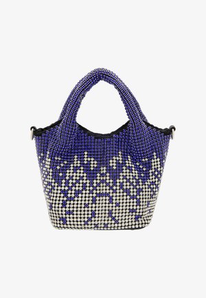 Bolso de cuentas que presenta una mezcla de cuentas moradas y plateadas, con una forma estructurada y dos asas cortas. Detalle interior negro visible.