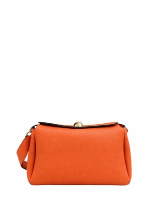 Borsa clutch in pelle arancione con chiusura dorata e ampio cinturino angolato per il polso su sfondo bianco.