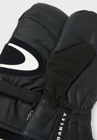 Svarte skinnvotter med tekstur, med et svart stoffbånd og hvit logodetalj. Myk innvendig fôr for varme.