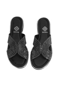 Sandales noires à glissière avec des brides entrecroisées ornées de sequins argentés, présentant une semelle intérieure rembourrée noire et un logo embossé au niveau du talon.