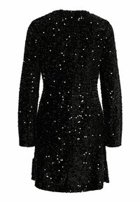 Vestido negro cubierto de lentejuelas, con mangas largas y cuello redondo. Presenta un cuerpo ajustado y un dobladillo acampanado.