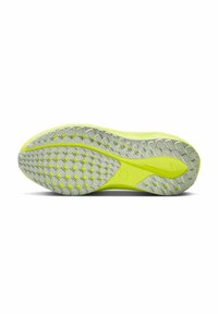 Semelle de chaussure de sport avec une base jaune vif et des motifs de patinage en gris texturé, offrant adhérence et soutien sur diverses surfaces.