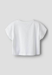 Camiseta de algodón blanca recortada con mangas cortas, escote redondeado y una textura suave. Sin patrones ni adornos visibles.