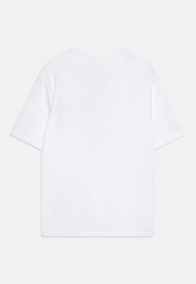 Camiseta de algodón blanca con cuello redondo, mangas cortas y dobladillo recto. Presenta una textura suave y sin patrones o acentos visibles.