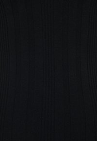 Schwarzer Rippstoff mit vertikalen Linien und weicher Textur, der dem Material ein strukturiertes Aussehen verleiht.