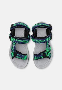 Sandalias deportivas con suela gris, correas de patrón verde y azul, cierres ajustables de Velcro y plantilla acolchada para mayor comodidad.