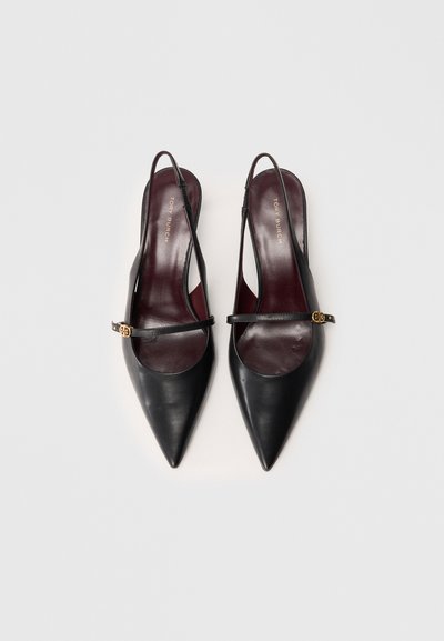 Čierne kožené slingback topánky s špicatou špičkou, kontrastnými burgundskými vnútornými solemi a úzkym remienkom na členku s akcentom loga v zlatej farbe.