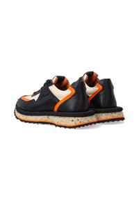 Zwarte leren sneakers met oranje accenten, beige textuur middenzool en patroon rubberen outsole. Laag uitgesneden ontwerp met vetersluiting.