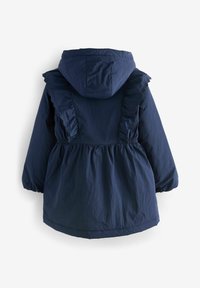 Giacca blu navy con cappuccio, caratterizzata da dettagli arricciati lungo i lati e vita arricciata. Realizzata in materiale leggero, con una texture liscia.