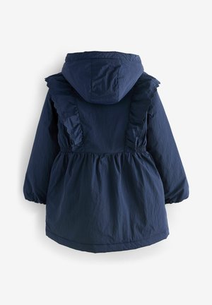 Chaqueta azul marino con capucha, que presenta acentos fruncidos a lo largo de los laterales y cintura fruncida. Fabricada con material ligero, de textura suave.