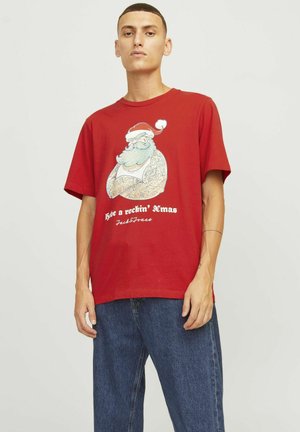 Rotes Baumwoll-T-Shirt mit einem Grafikdesign eines tätowierten Weihnachtsmanns mit weißem Bart, der einen Weihnachtsmann-Hut trägt, und dem Text "Frohe rockige Weihnachten."