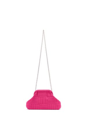 Bolso de mano acolchado de color rosa brillante con una correa de cadena plateada, con un patrón geométrico texturizado y un diseño suave y acolchado.