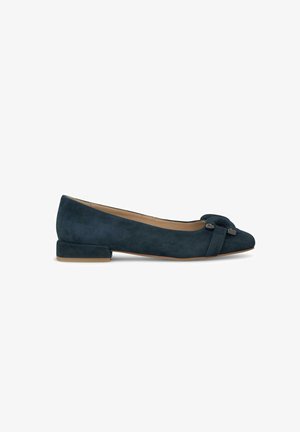 Ballet flat in suede blu navy con punta arrotondata, tacco basso e blocco decorativo a nodo sul davanti, con dettagli in hardware lucido.