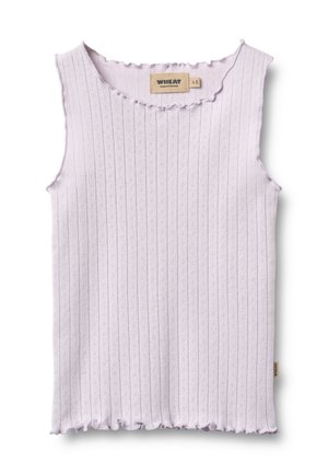 Syrenlilla ærmeløs top lavet af ribstrikket stof med bølgede kanter, der har teksturerede mønstre og et Wheat-brandmærke ved halsudskæringen.