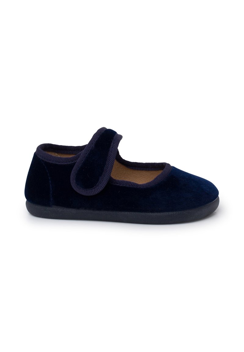 Zapatilla de terciopelo azul marino con tira de gancho y bucle, puntera redondeada, suela de goma negra y forro interior suave para mayor comodidad.