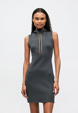 Tvarovaný bezrukávový šaty v tmavosivej farbe, s vysokým golierom a predným zipsom so žltými a oranžovými akcentmi. Hladká textúra.