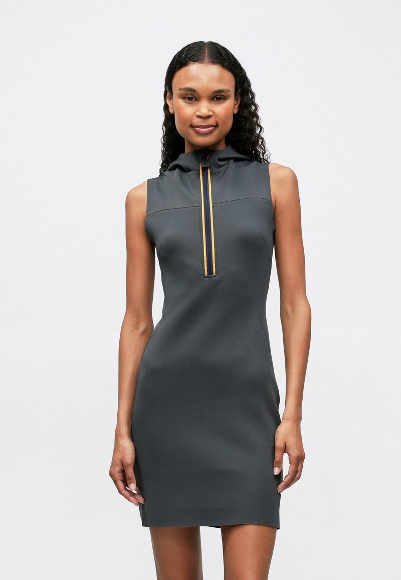 Κοντό φόρεμα χωρίς μανίκια σε σκούρο γκρι, με ψηλό γιακά και μπροστινό φερμουάρ με κίτρινες και πορτοκαλί λεπτομέρειες. Απαλή υφή.