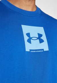 Under Armour HEAVYWEIGHT OVERSIZED BOX LOGO - Sports T-shirt - tech blue/horizon blue