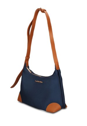 Sac à bandoulière bleu marine avec bandoulière en cuir marron ajustable et détails aux coins, doté d'une fermeture éclair et d'un petit logo doré de la marque à l'avant.