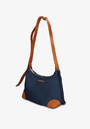 Sac à bandoulière bleu marine avec bandoulière en cuir marron ajustable et détails aux coins, doté d'une fermeture éclair et d'un petit logo doré de la marque à l'avant.