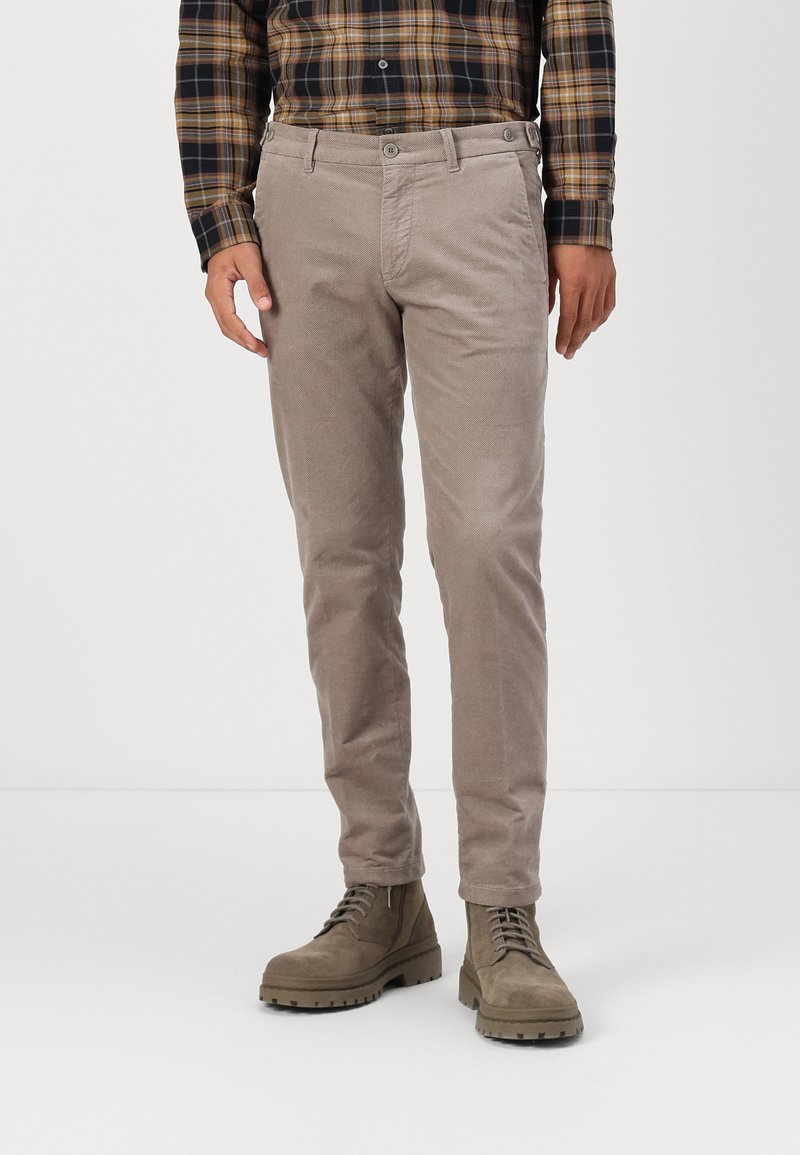 DRYKORN FAGO - Chinos tipa bikses - brown