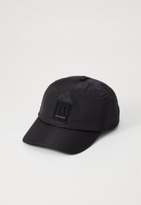 Casquette de baseball noire en tissu léger. Présente une visière plate et un patch logo carré à l'avant. Les coutures sont visibles.