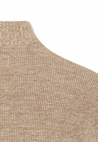 Beiger Strickpullover mit einem gerippten Kragen. Der Stoff zeigt ein dezentes Muster aus verwobenen Strängen für zusätzliche Details.