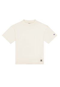 Camiseta de manga corta en algodón crema claro, con cuello redondo y un pequeño parche de logo en la parte inferior izquierda. Textura suave.