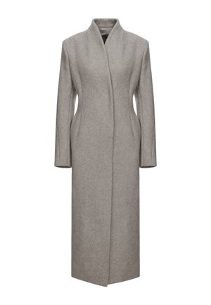Cappotto di lana grigia con una silhouette lunga e dritta, colletto alto e tasche laterali. Presenta linee pulite e una consistenza morbida.