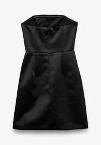 Robe noire sans bretelles en satin lisse, avec un corsage ajusté, un décolleté structuré et un ourlet droit avec un minimum de décorations.