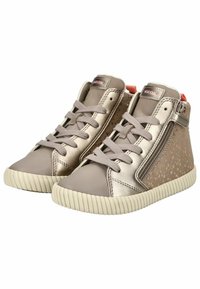 Zapatillas altas metálicas en color beige con panel texturizado, suela de goma, cordones, cremallera lateral y patrón de puntos en la parte trasera.