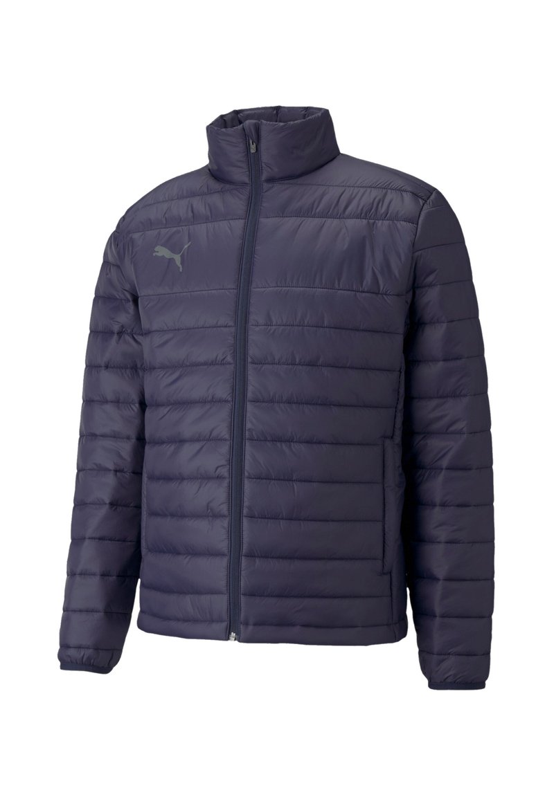 Marineblå puffy jakke med høj krave, frontlynlås og ribbede manchetter. Har vandret syninger og et lille logo på venstre bryst.