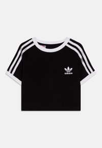 Črna skrajšana majica iz bombaža, z belim rebrastim ovratnikom, kratkimi rokavi z belimi črtami in majhnim belim adidas logotipom.