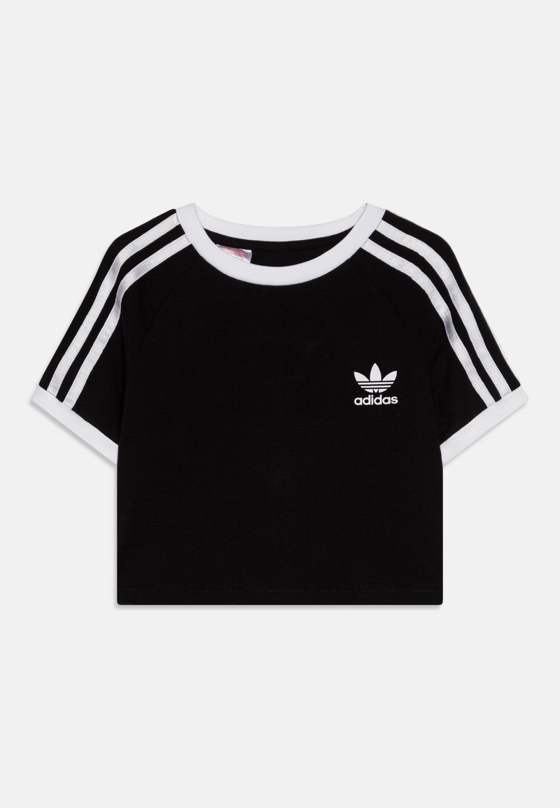 Črna skrajšana majica iz bombaža, z belim rebrastim ovratnikom, kratkimi rokavi z belimi črtami in majhnim belim adidas logotipom.
