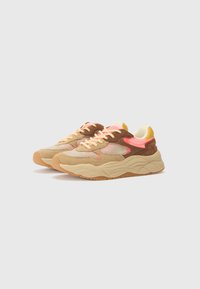 Sneaker beige e marroni realizzati in materiali mesh e scamosciati. Presentano dettagli rosa e una suola testurizzata. Design leggero con lacci.