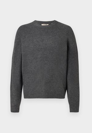 Sötét szürke pulóver, puha kötött anyagból, környakú, hosszú ujjú, bordás aljú és mandzsettás. Egyszerű dizájn, minta nélkül.