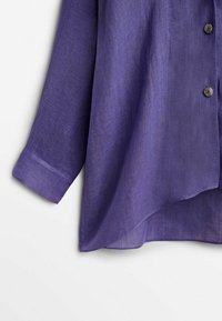 Chemise en lin violet à coupe décontractée, fermeture à boutons et poignets retroussés. Présente un ourlet incurvé et un tissu doux et texturé.