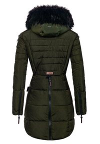 Manteau d'hiver matelassé vert foncé à manches longues, capuche bordée de fourrure noire, et fermeture éclair au dos s'étendant du cou jusqu'à l'ourlet.