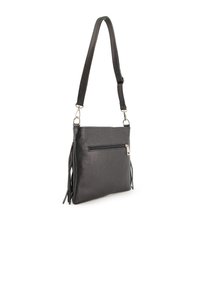 Černá kožená crossbody taška s texturovaným povrchem, nastavitelným popruhem a přední kapsou na zip. Obsahuje detaily s třásněmi po stranách.
