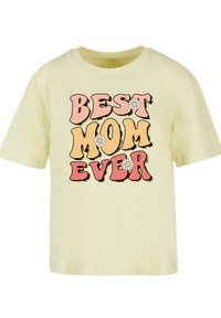 Yellow cotton t-shirt with short sleeves featuring the text "BEST MOM EVER" in large, multicolored, playful font and daisy accents.