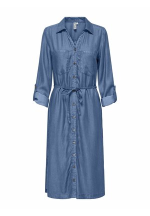 Robe chemise en denim à manches longues, avec un devant à boutons, deux poches poitrine et une ceinture à nouer. Couleur bleu clair avec une texture lisse.